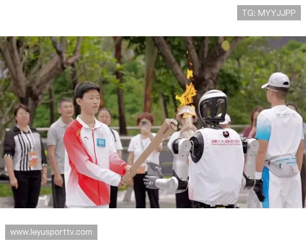 人形机器人参与火炬传递，展示体育与科技融合