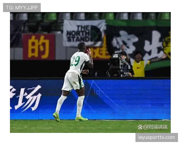 VAR长时间介入,判定北京国安进球有效,成都蓉城球员表示不满