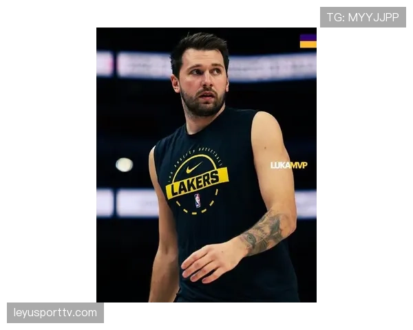 东契奇命中压哨半场三分后，转身对镜头做出“晚安”手势